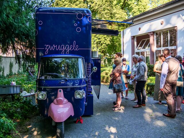 Das Zwuggele auf einem Sommerfest, Gäste stehen an der Bar an