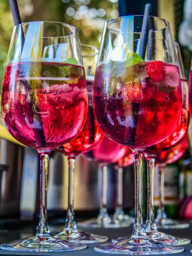 Frisch zubereitete Spritz-Gläser mit Beeren und Minze