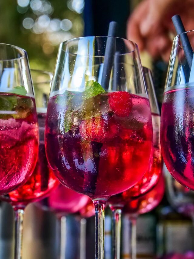 Reihe frisch eingeschenkter Spritz-Gläser