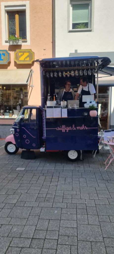 Das Zwuggele mit ausgehängter Getränkekarte beim Frühlingsfest