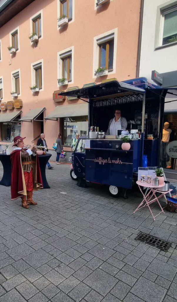 Ein Gast in historischem Kostüm neben dem Zwuggele