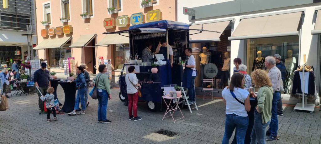 Besucherinnen und Besucher vor dem Zwuggele auf dem Fest