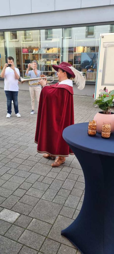 Stehtisch mit Gebäck beim Frühlingsfest
