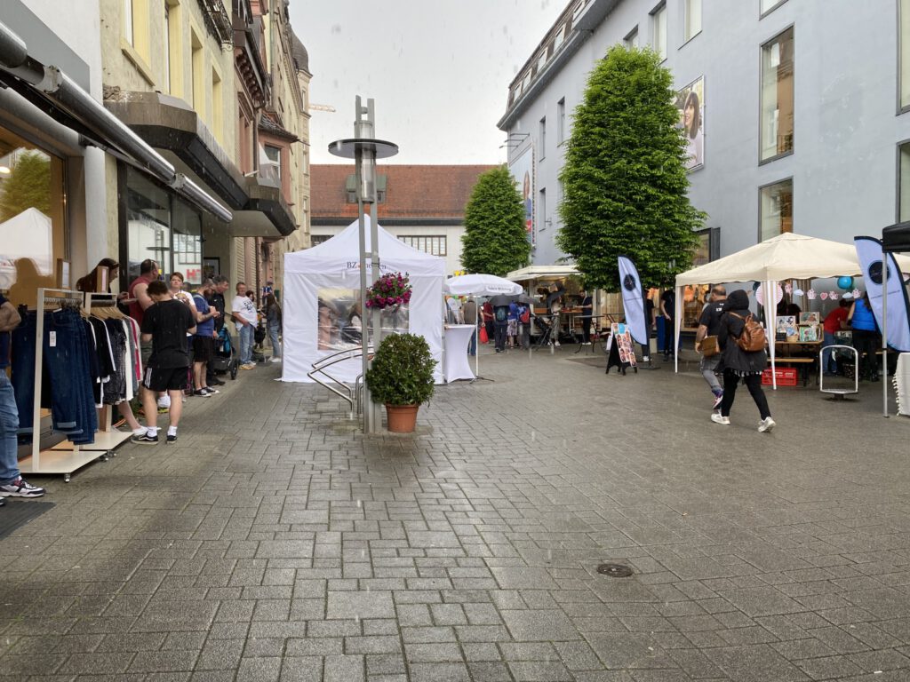 Blick durch die Fußgängerzone auf das Frühlingsfest