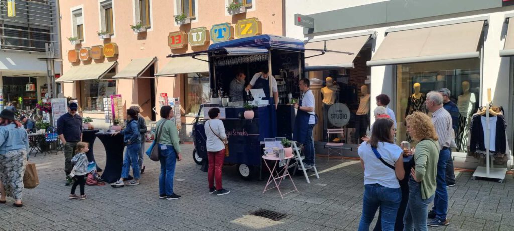 Gäste stehen vor dem Zwuggele beim Frühlingsfest an