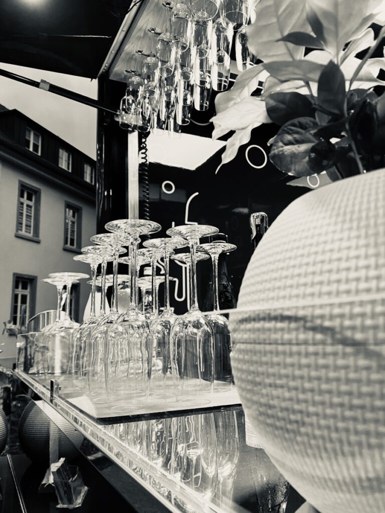 Umgedrehte Gläser auf der Theke des Zwuggele