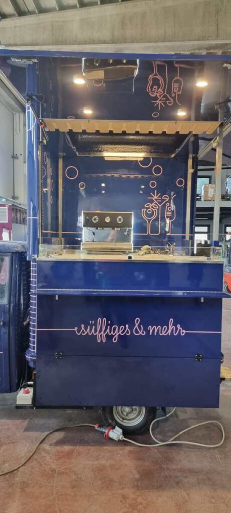 Siebträgermaschine in der geöffneten Ape, darunter der Schriftzug süffiges & mehr