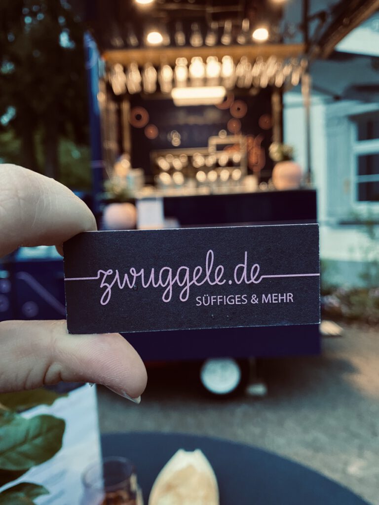 Visitenkarte von zwuggele.de in einer Hand