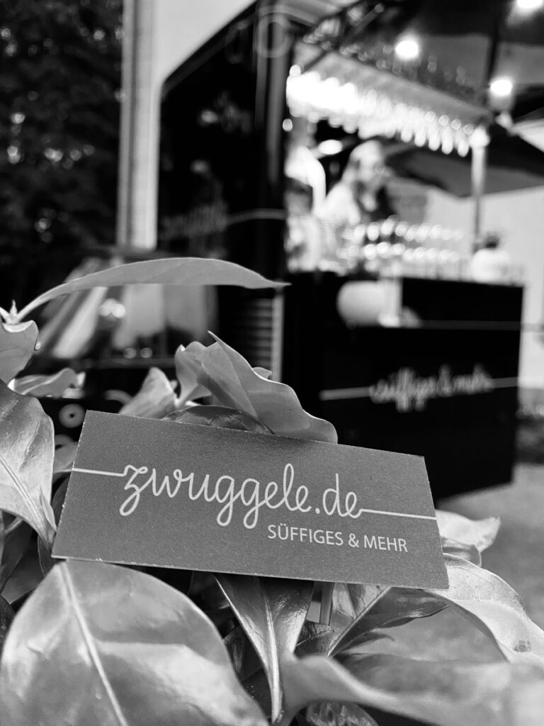 Visitenkarten-Aufsteller auf der Theke des Zwuggele